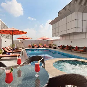 Ramada By Wyndham Deira מלון